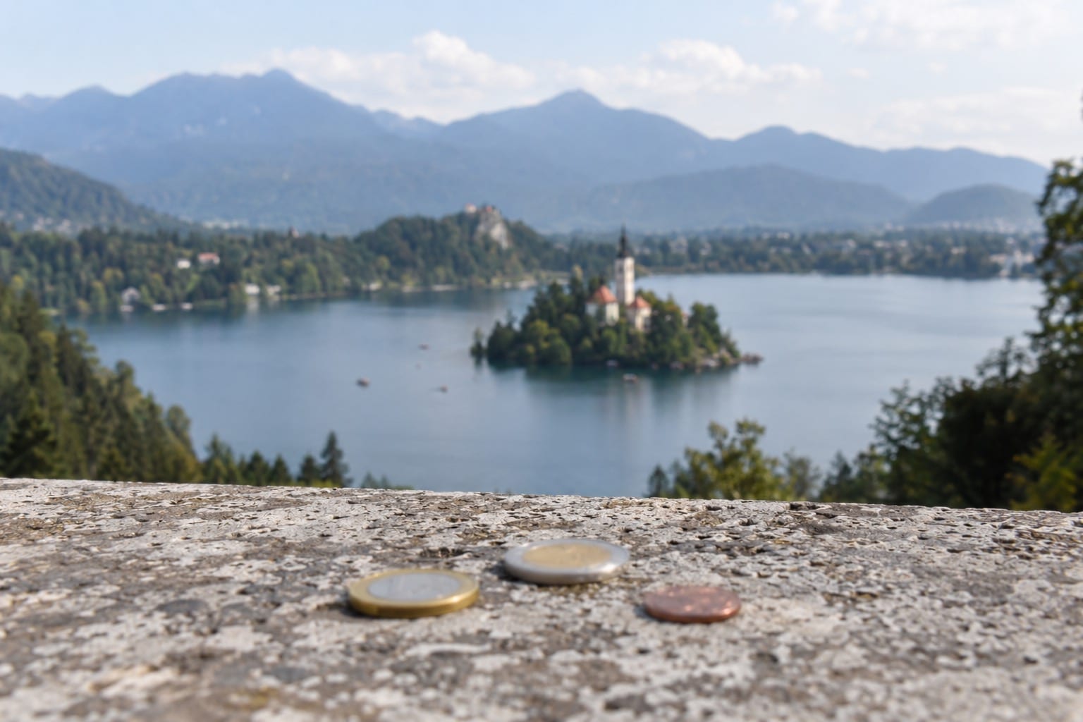 Symbolbild: Euro-Münzen auf einem Geländer am Bleder See