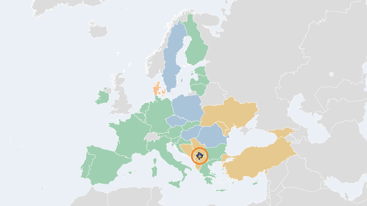 Karte: Kosovo in Europa, Länder nach Euro- und EU-Status eingefärbt