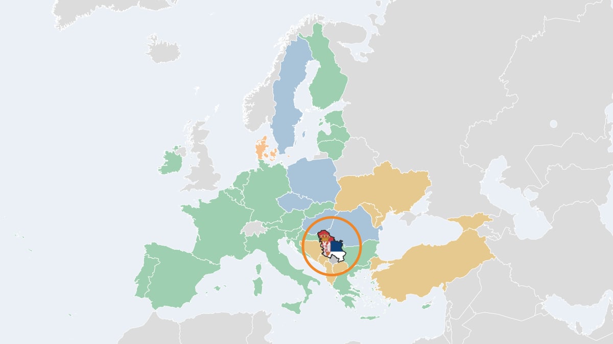 Karte: Serbien in Europa, Länder nach Euro- und EU-Status eingefärbt